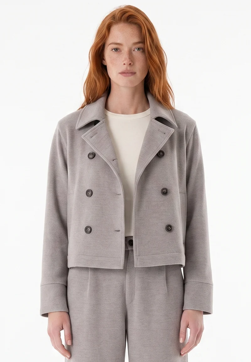 Kurze Jacke aus recyceltem Polyester und Bio-Baumwolle
