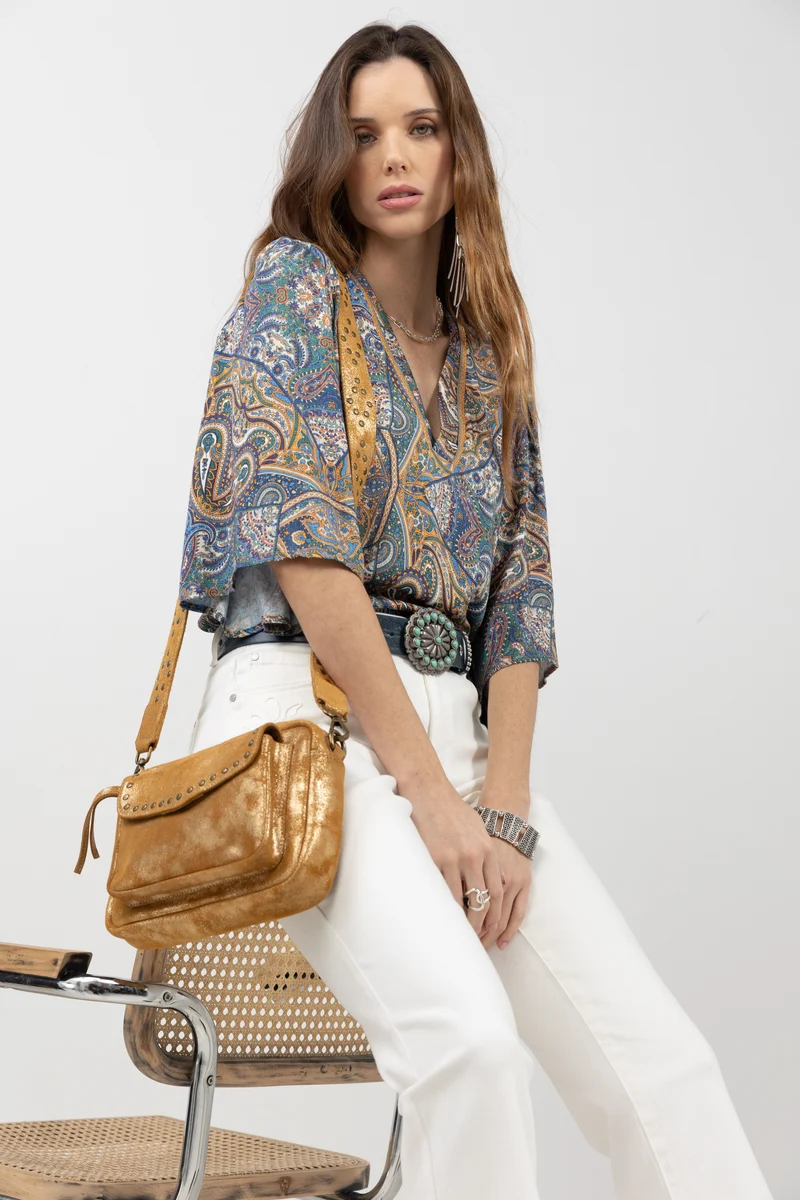Pochette dorée cuir suédé cloutée