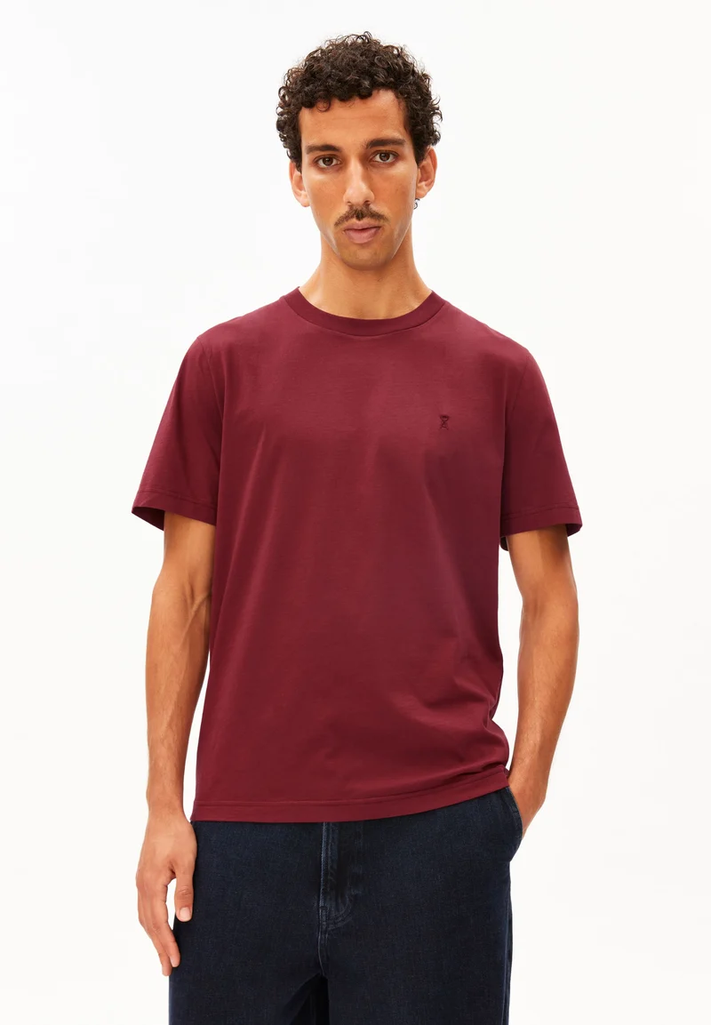Jaames velvet red