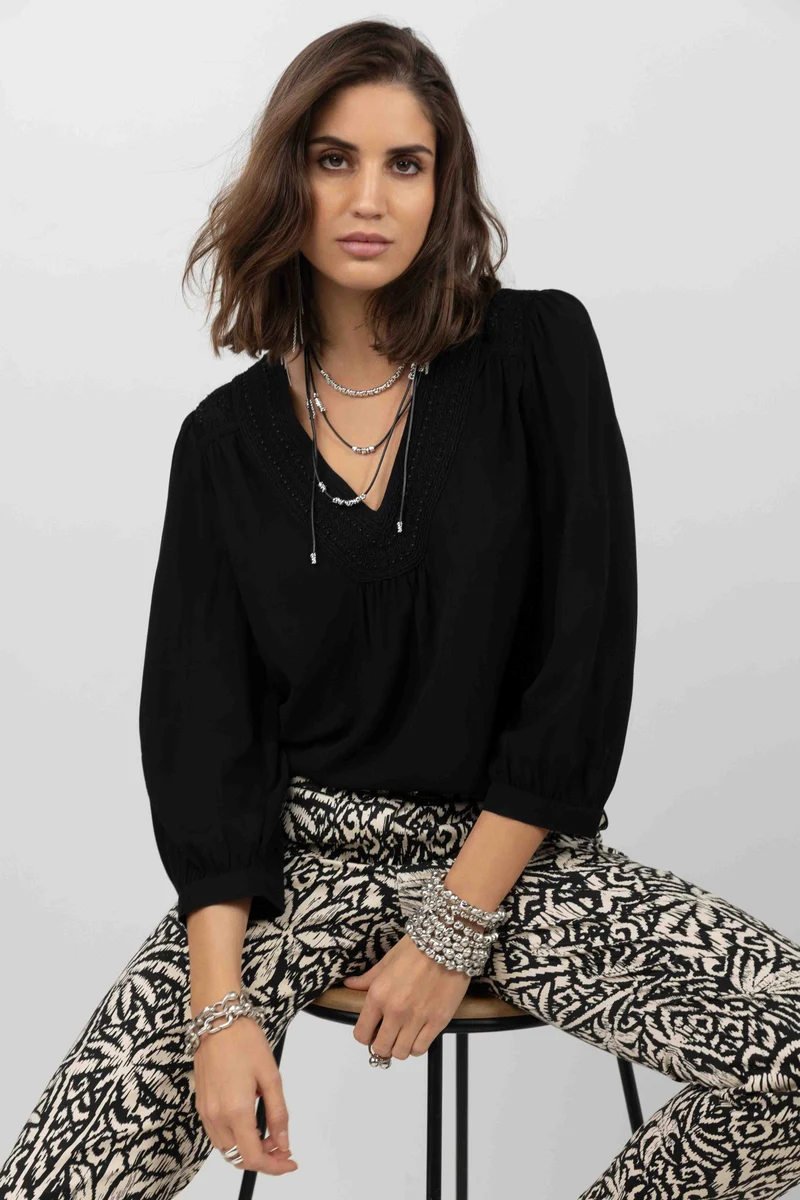 Blouse noire brodée perles chic