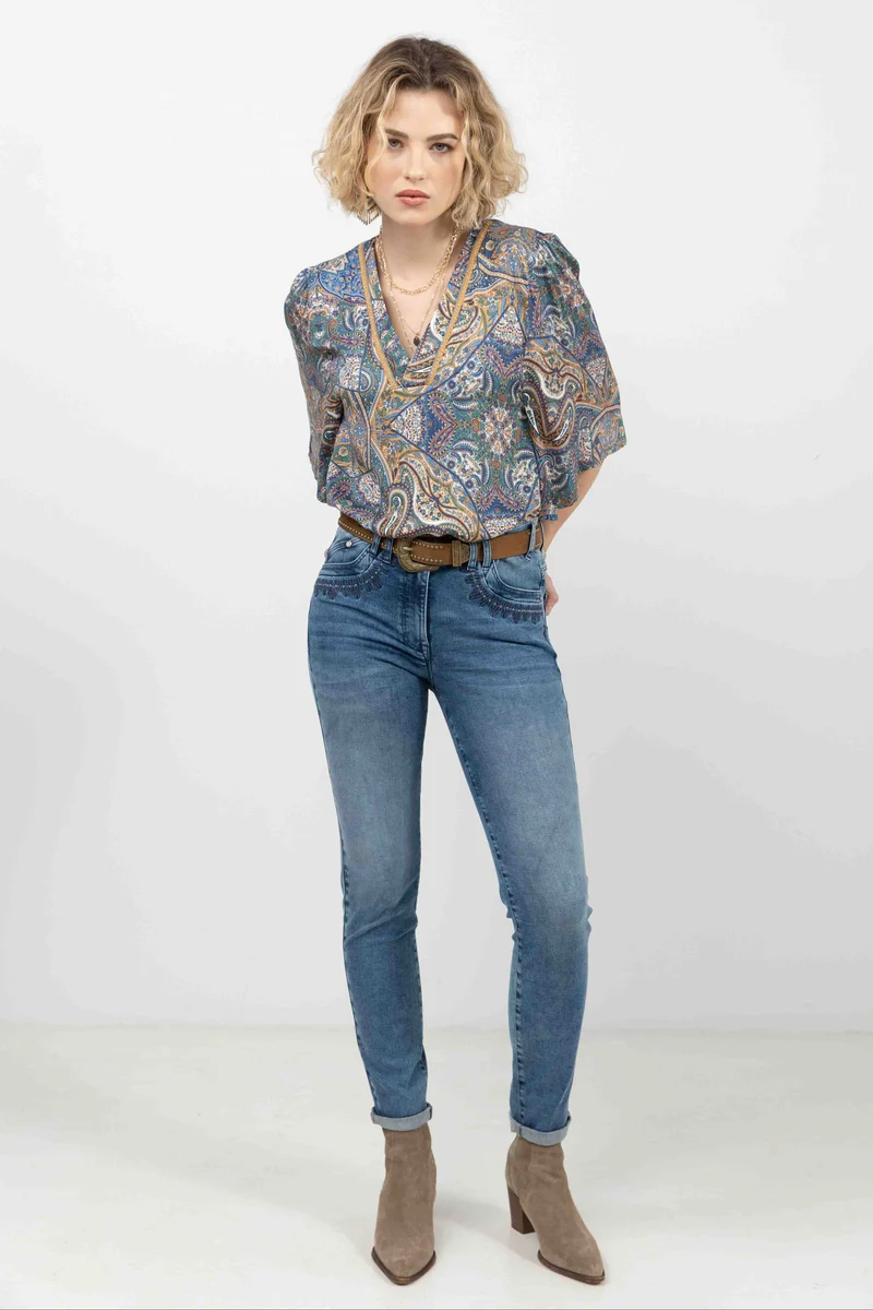 Jean bleu slim avec broderies