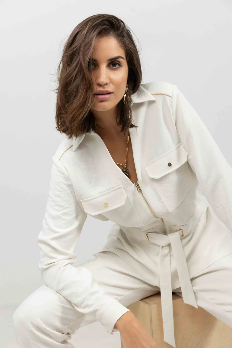 Veste écru chic ceinturée