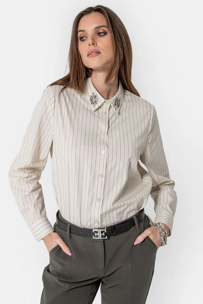 Chemise avec bijoux au col rayée écru et noir