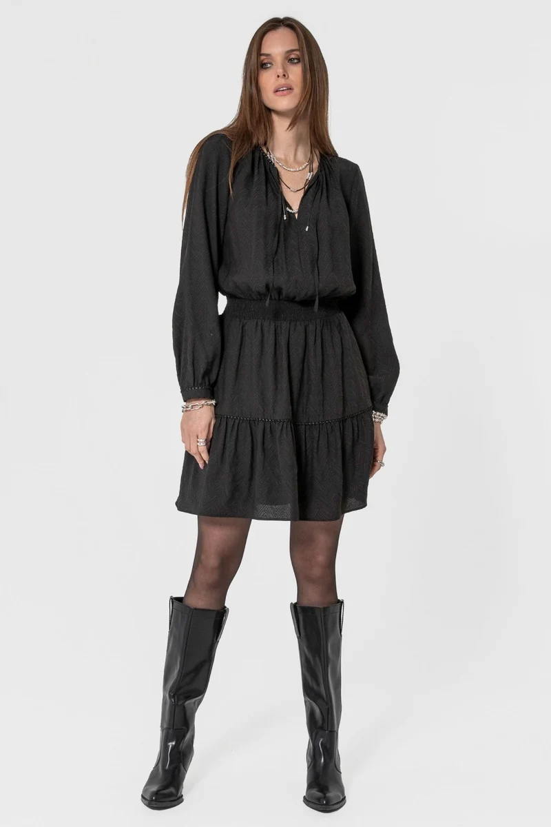 Robe courte cintrée noir