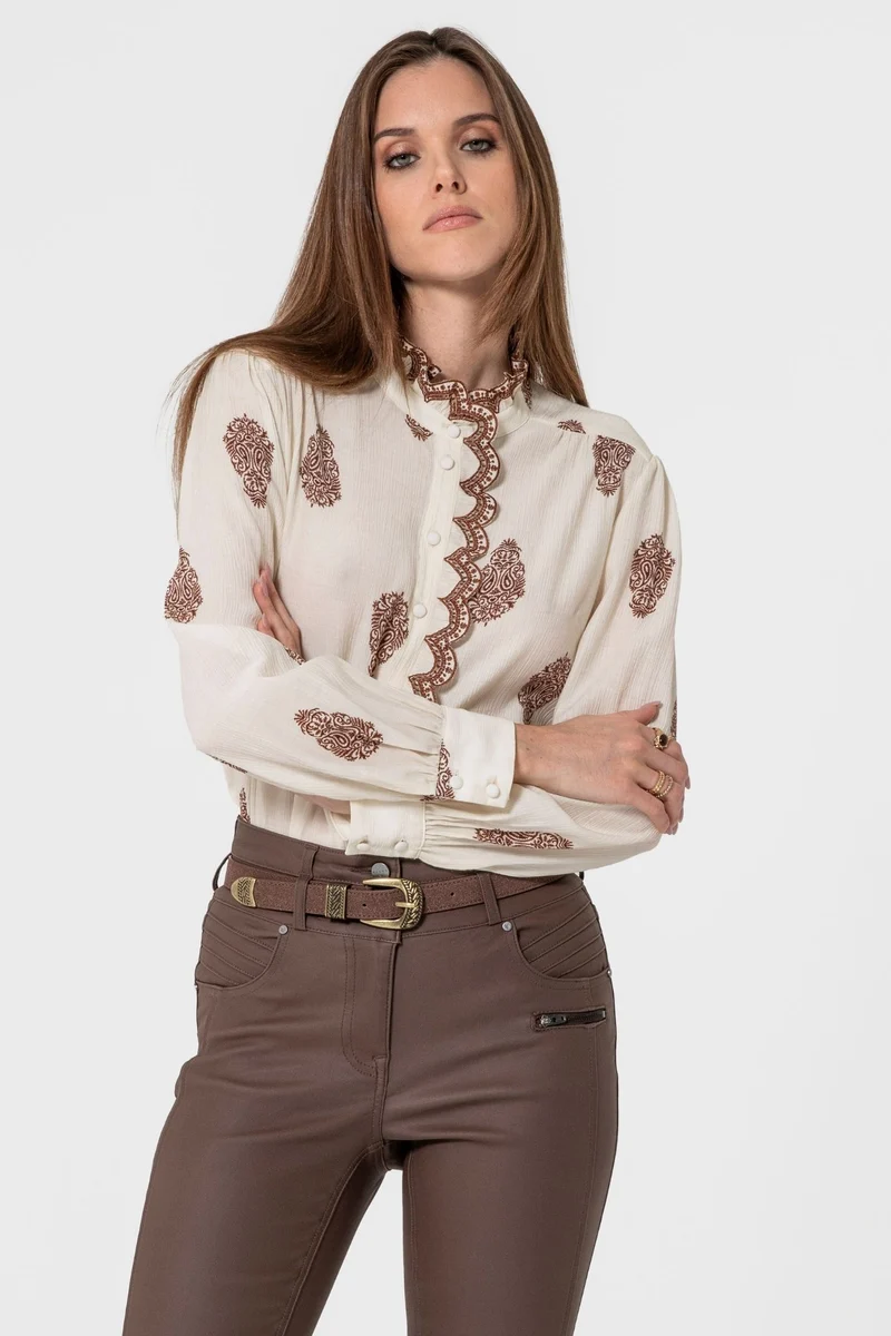 Chemise esprit jabot et imprimé choco