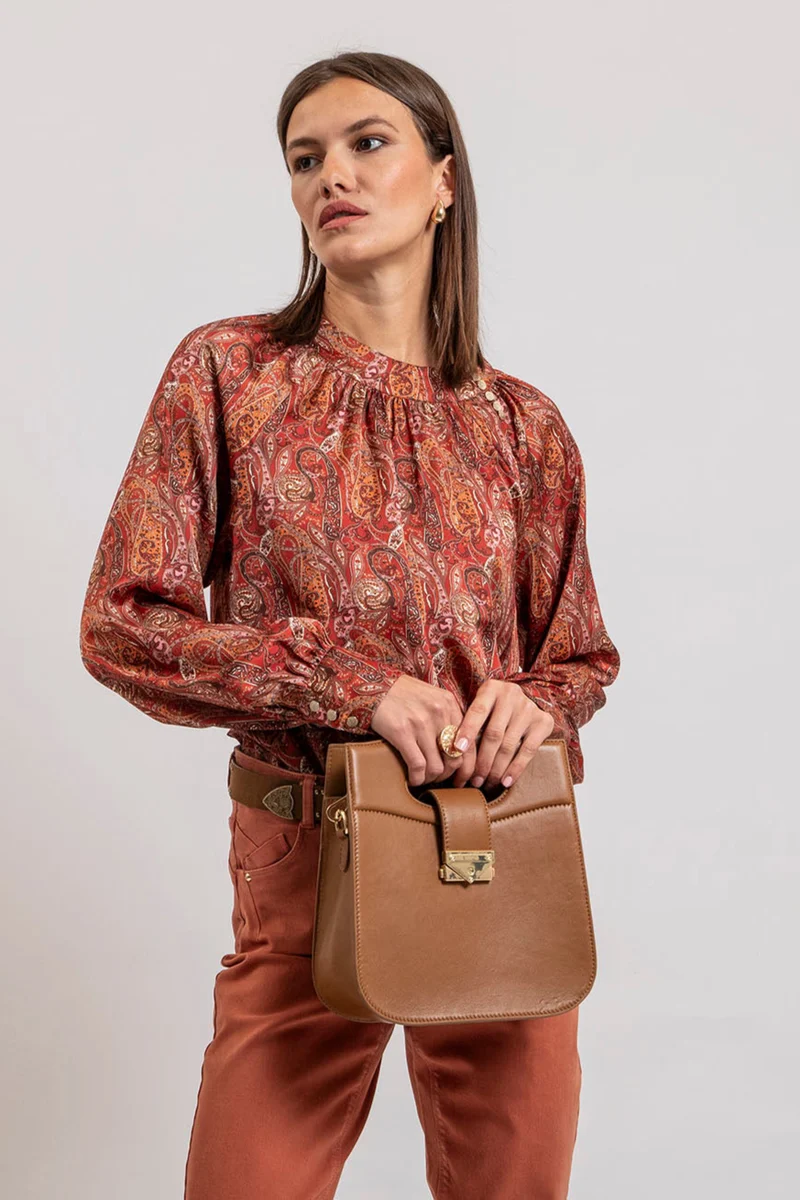 Blouse satinée motif cachemire imprimé grenat