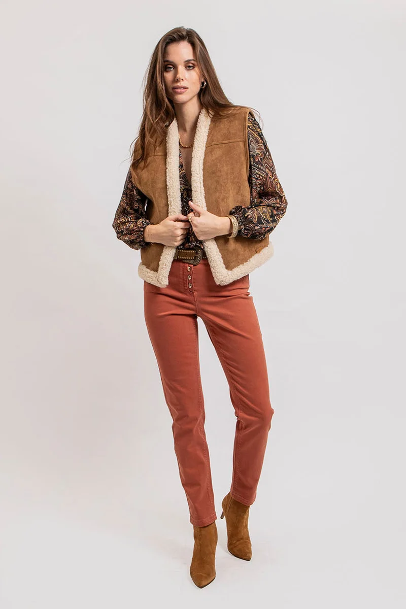 Pantalon slim coloris rouille