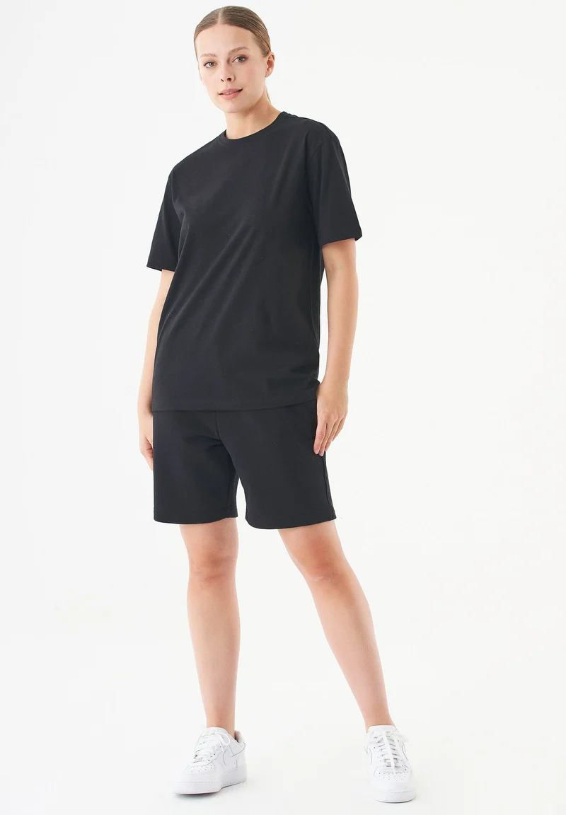 SHEYMA Sweatshorts aus Bio-Baumwolle