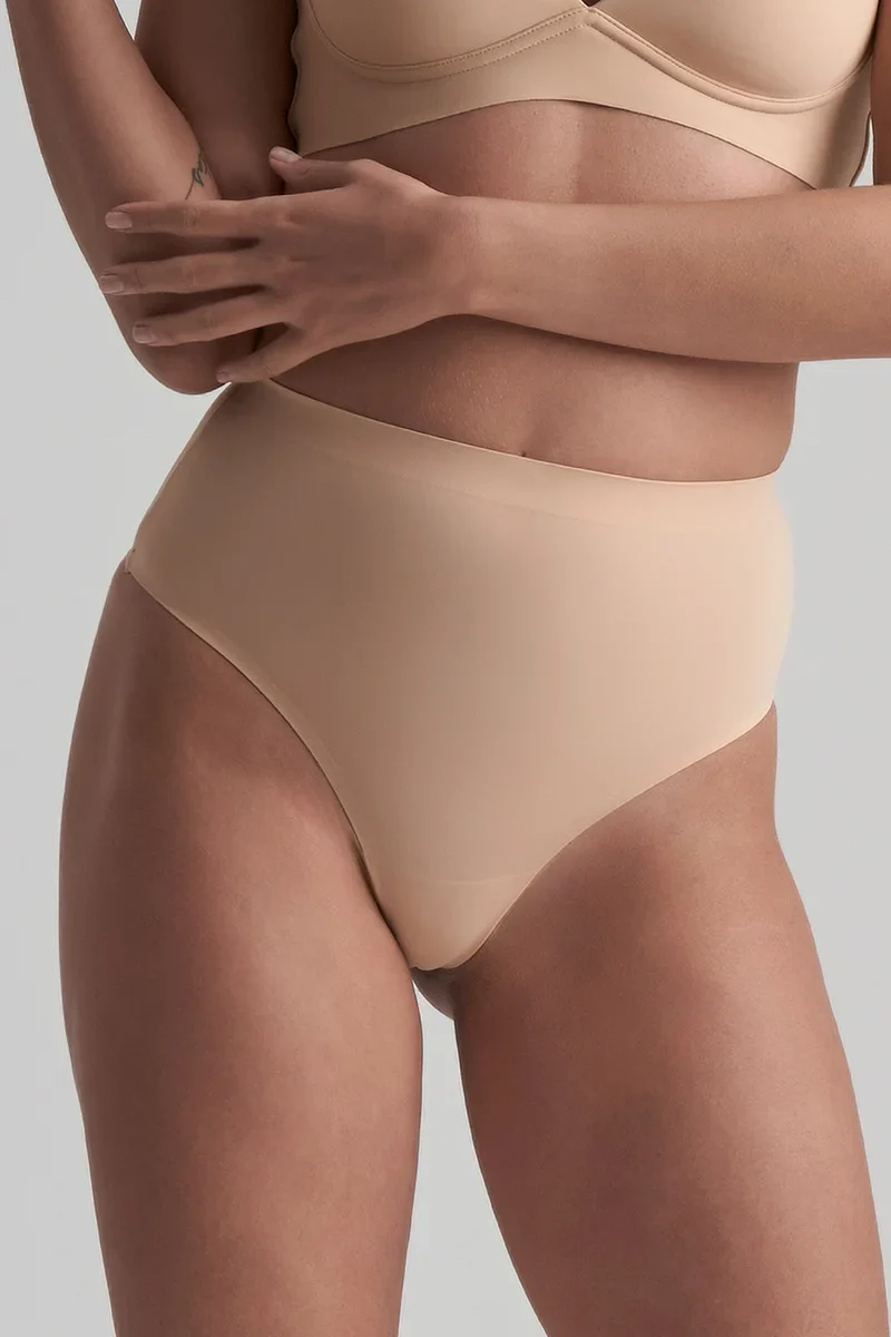 ByeBra – Unsichtbare Shapewear mit leichter Stützwirkung, unsichtbarer String-Tanga mit mittelhohem Bund, Beige